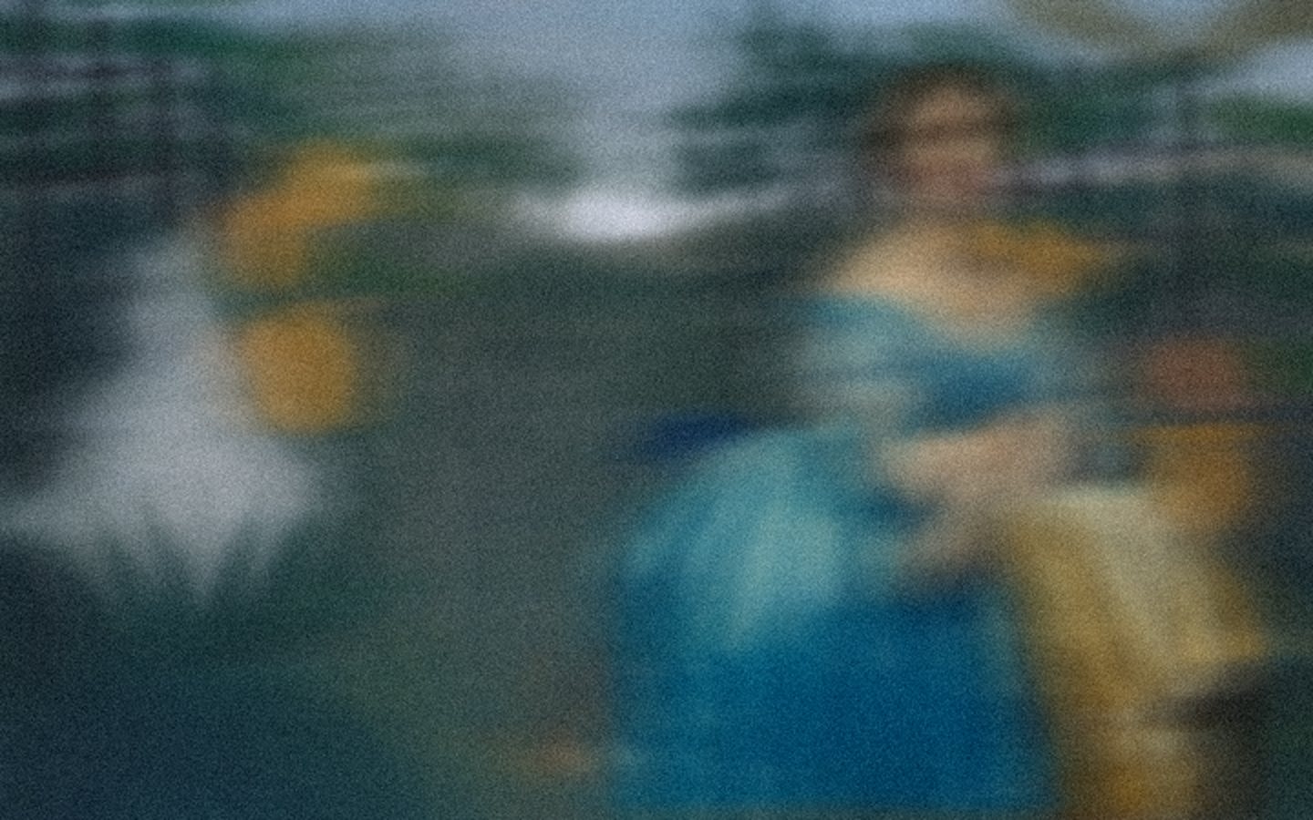 En kvinna i blå sidenklänning bland djungelblad under en blek måne, i oskärpa